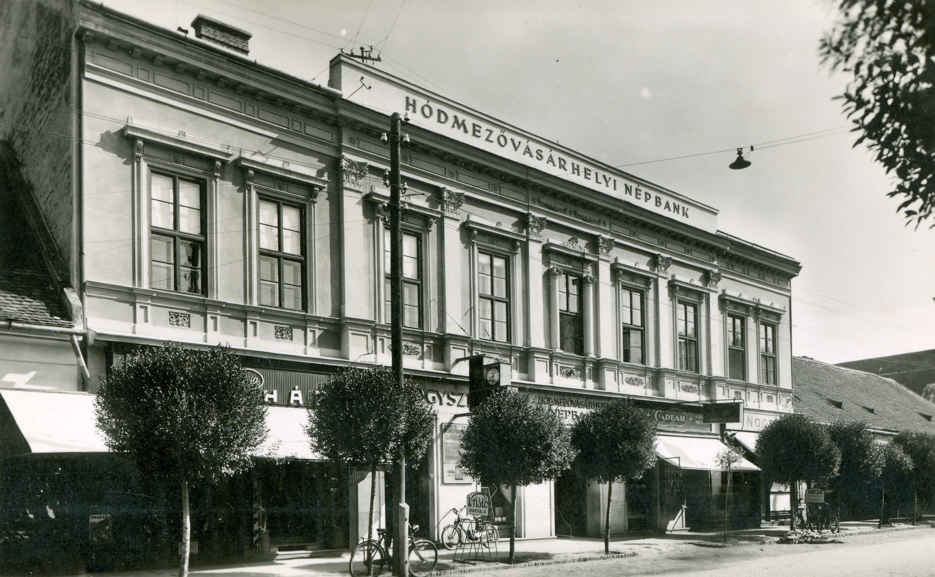 Az Andrássy út 9. épülete 1928-ban, archív felvételen