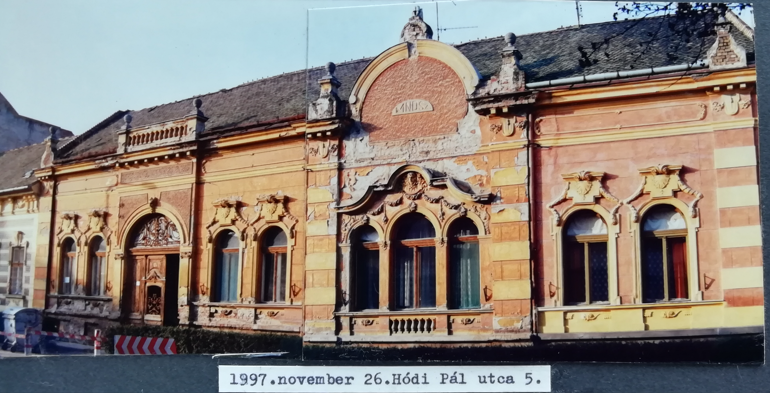 A Hódi Pál utca 5. homlokzata 1997-ben, a felújítás előtti állapotban