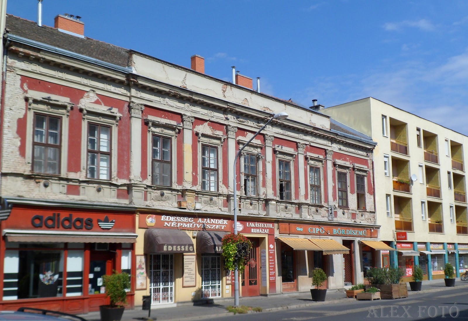 Az Andrássy út 9. (egykori Népbank) homlokzata 2012-ben, a felújítás előtt