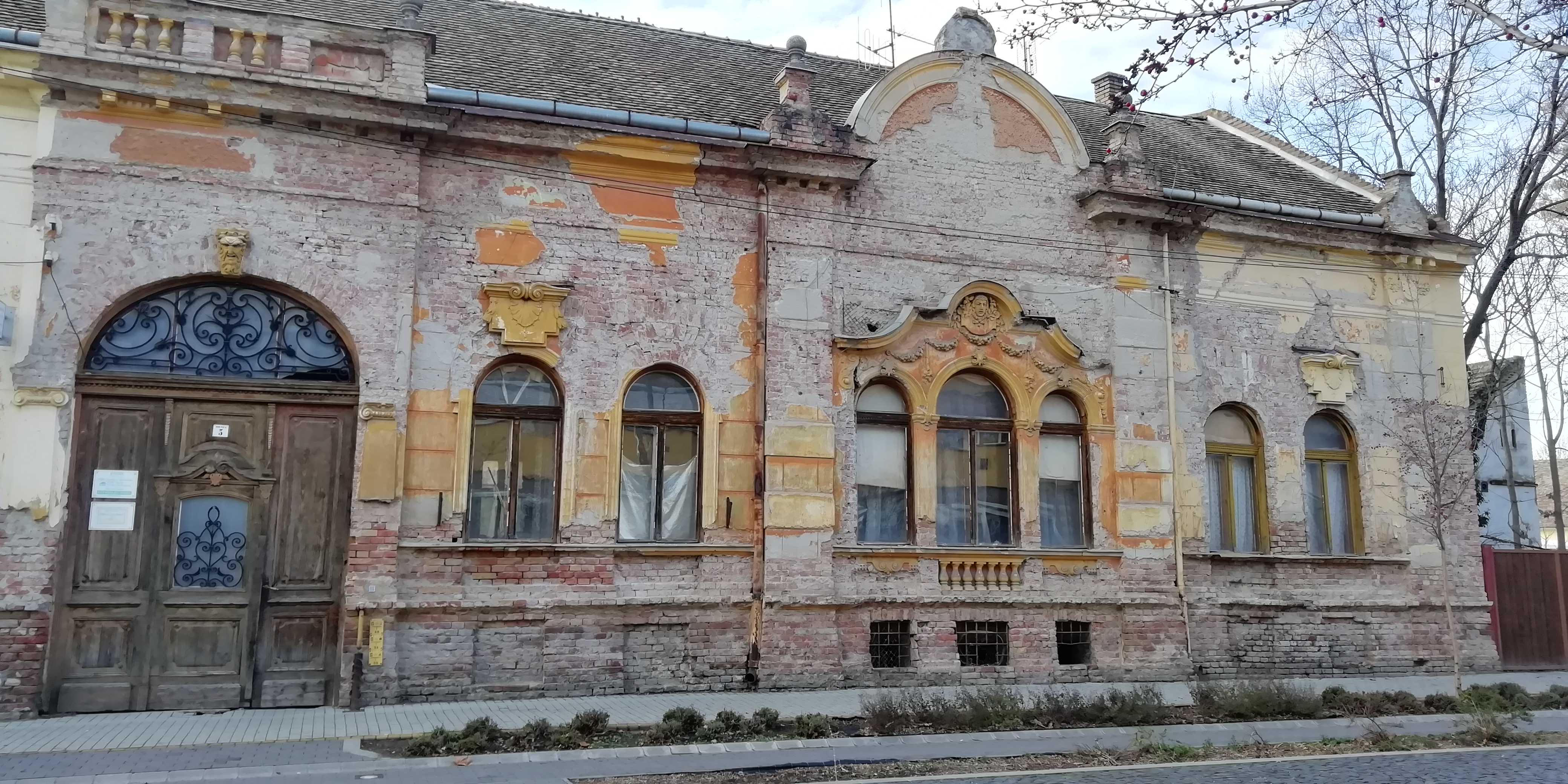 A Hódi Pál utca 5. homlokzatának állapota a tervezés idején, 2024 decemberében