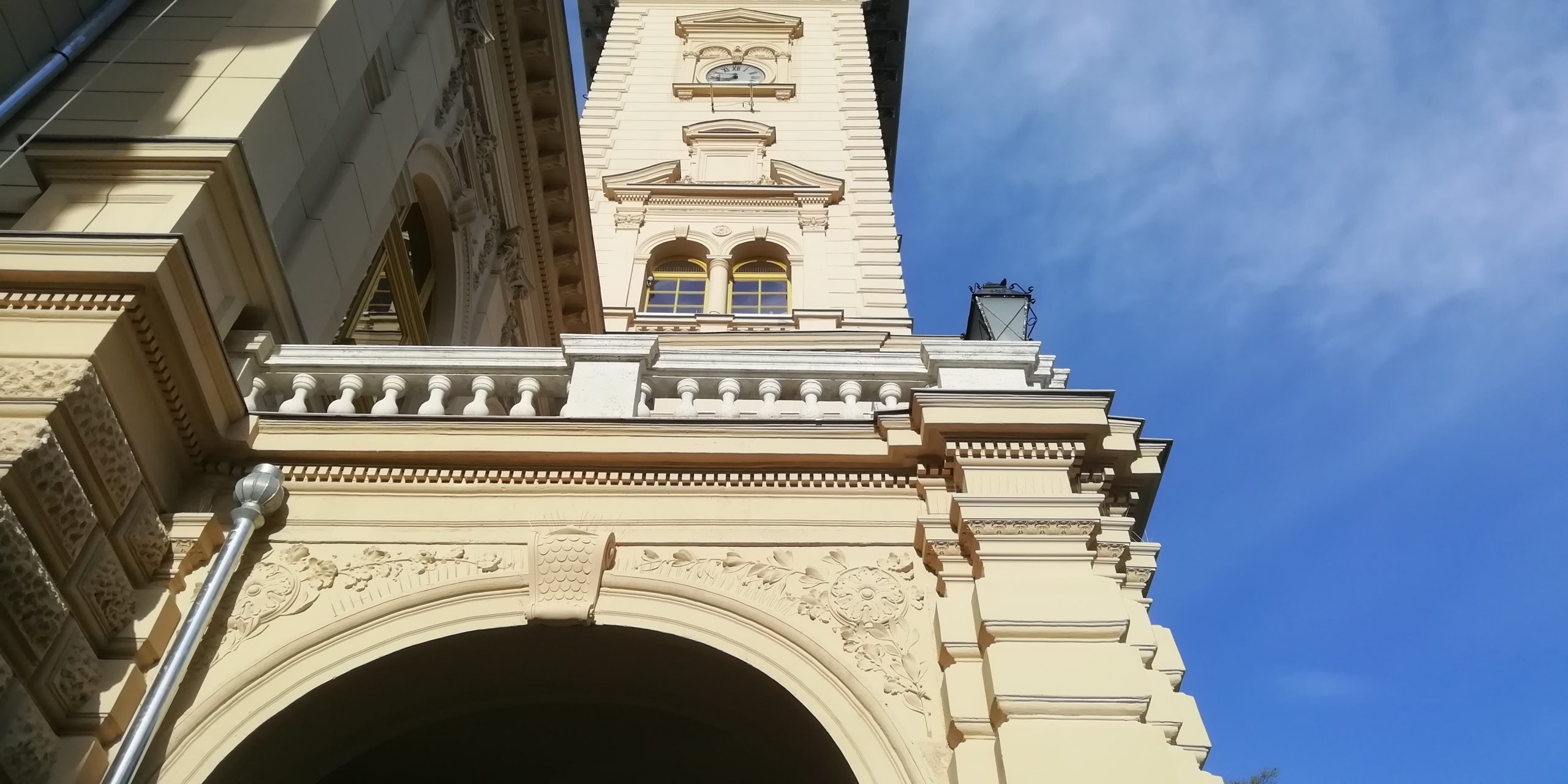 A hódmezővásárhelyi Városháza felújított északi homlokzata és tornya