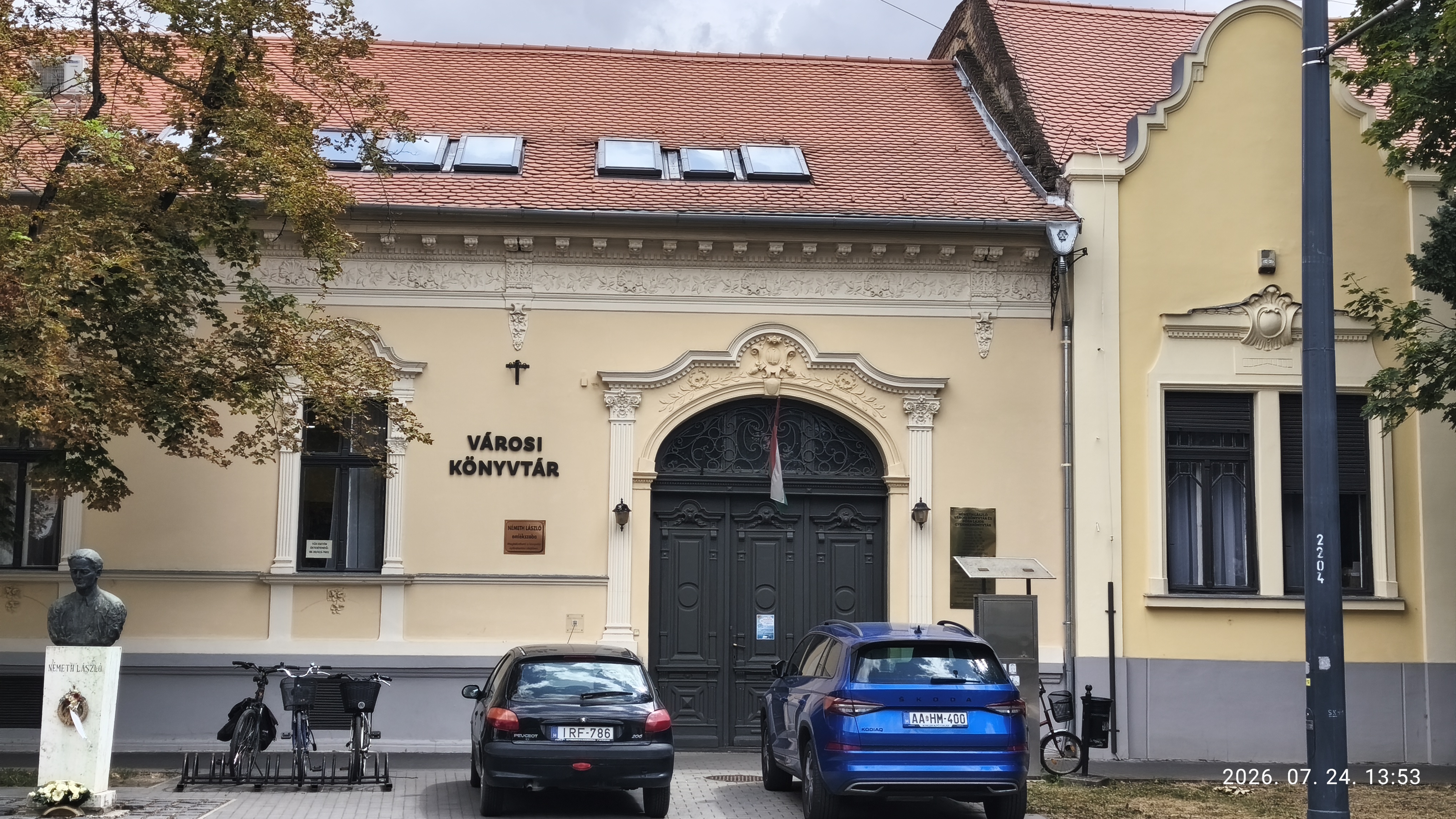A könyvtár homlokzata a 2024-ben befejezett felújítás után