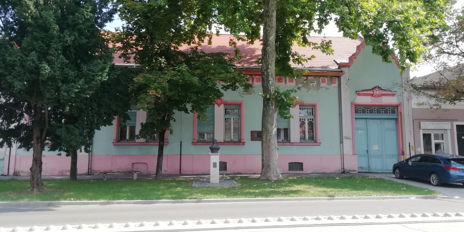 A Pósa Lajos Gyermekkönyvtár homlokzata a felújítás előtt