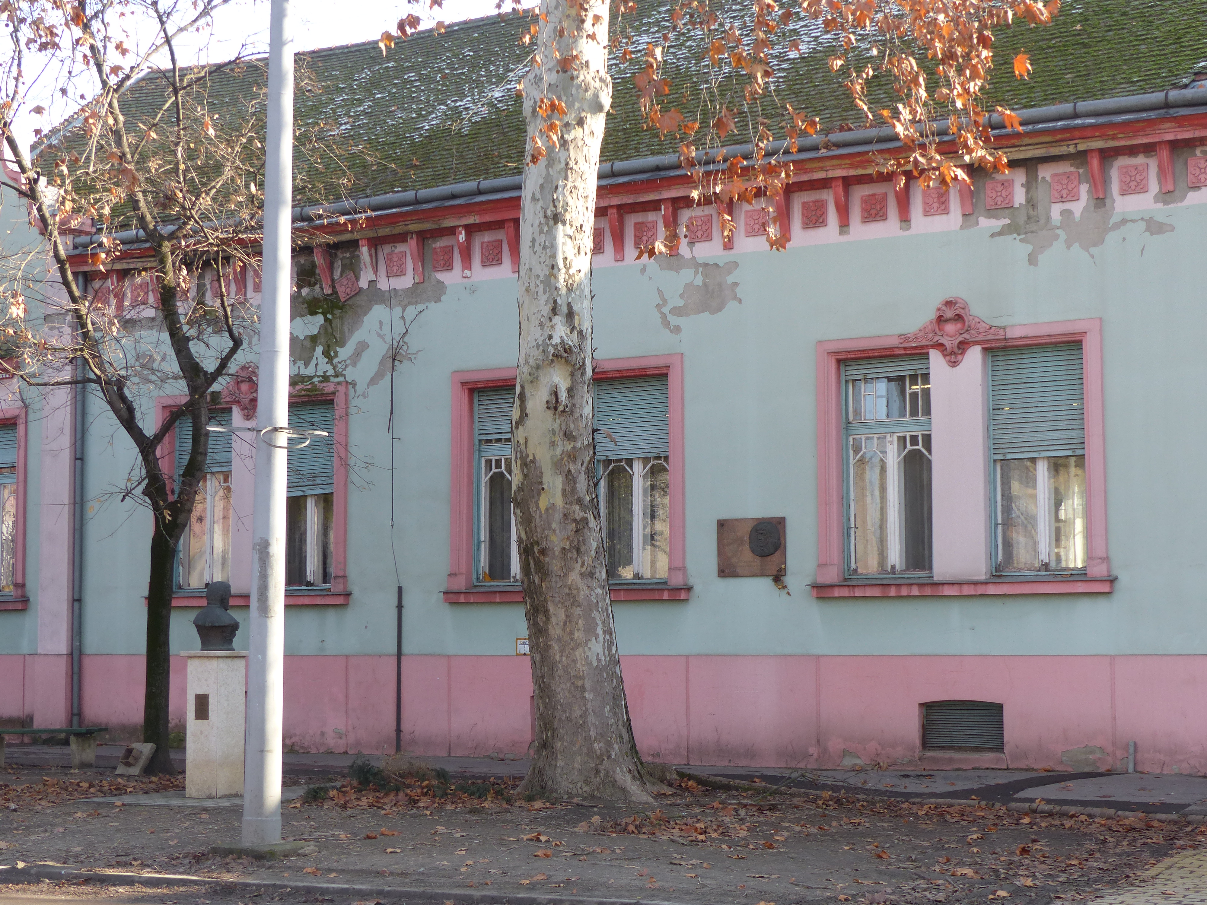 A gyermekkönyvtár homlokzatrészlete a felújítás előtt