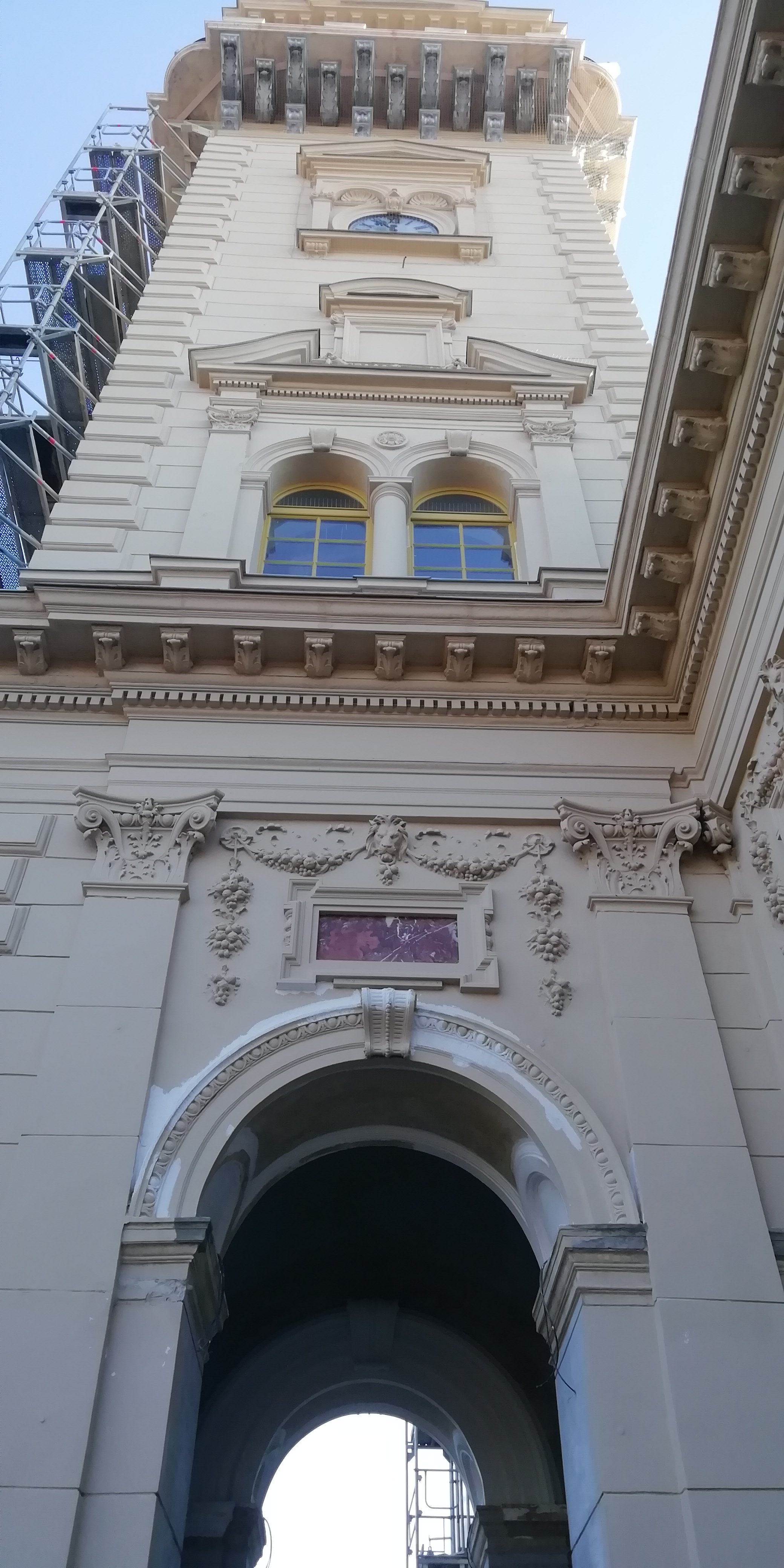 A Városháza északi homlokzatának felújítása állványzat mögött