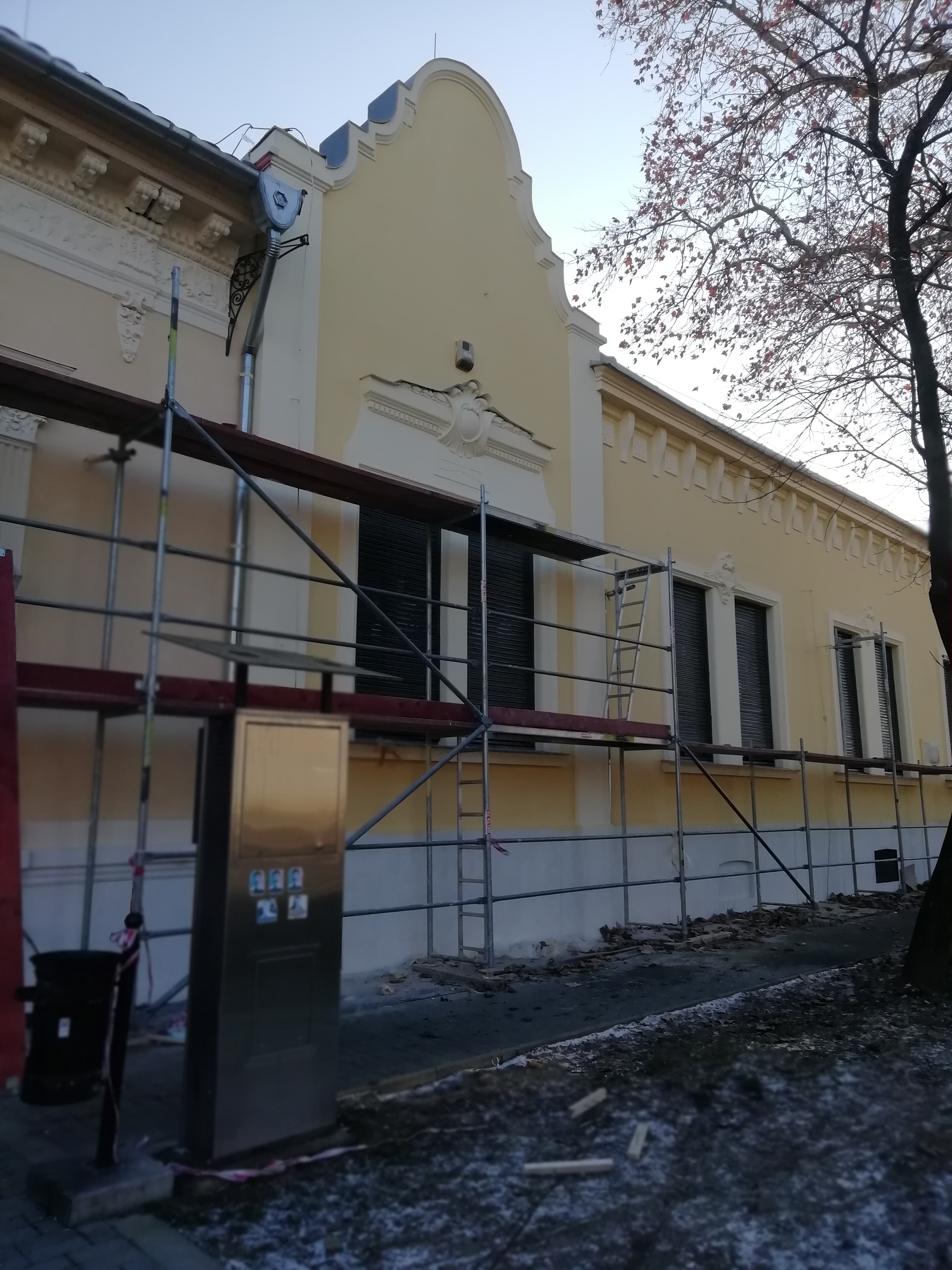 A Németh László Városi Könyvtár homlokzatfelújítása