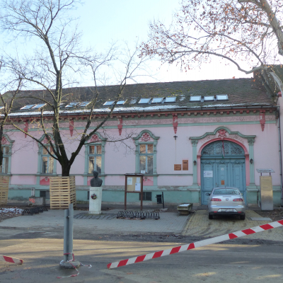 A felnőttkönyvtár épületrésze a felújítás előtt